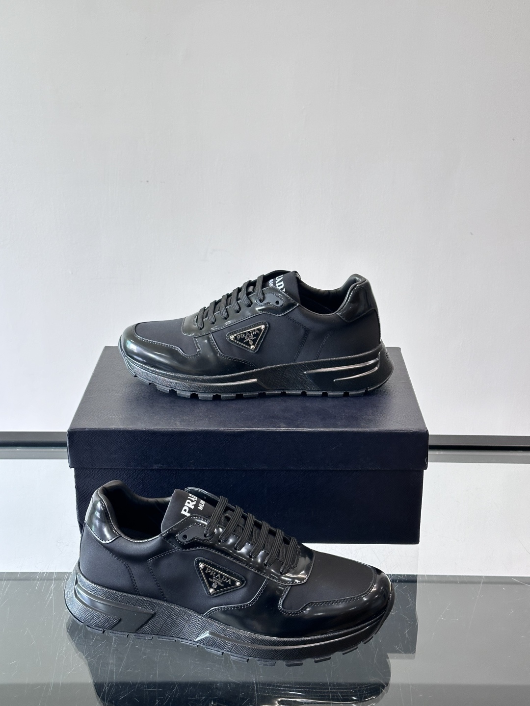 Prada这款运动鞋采用优质牛皮革，鞋面简约流畅，搭配经典三角Logo，低调又有辨识度。厚底设计，穿着舒