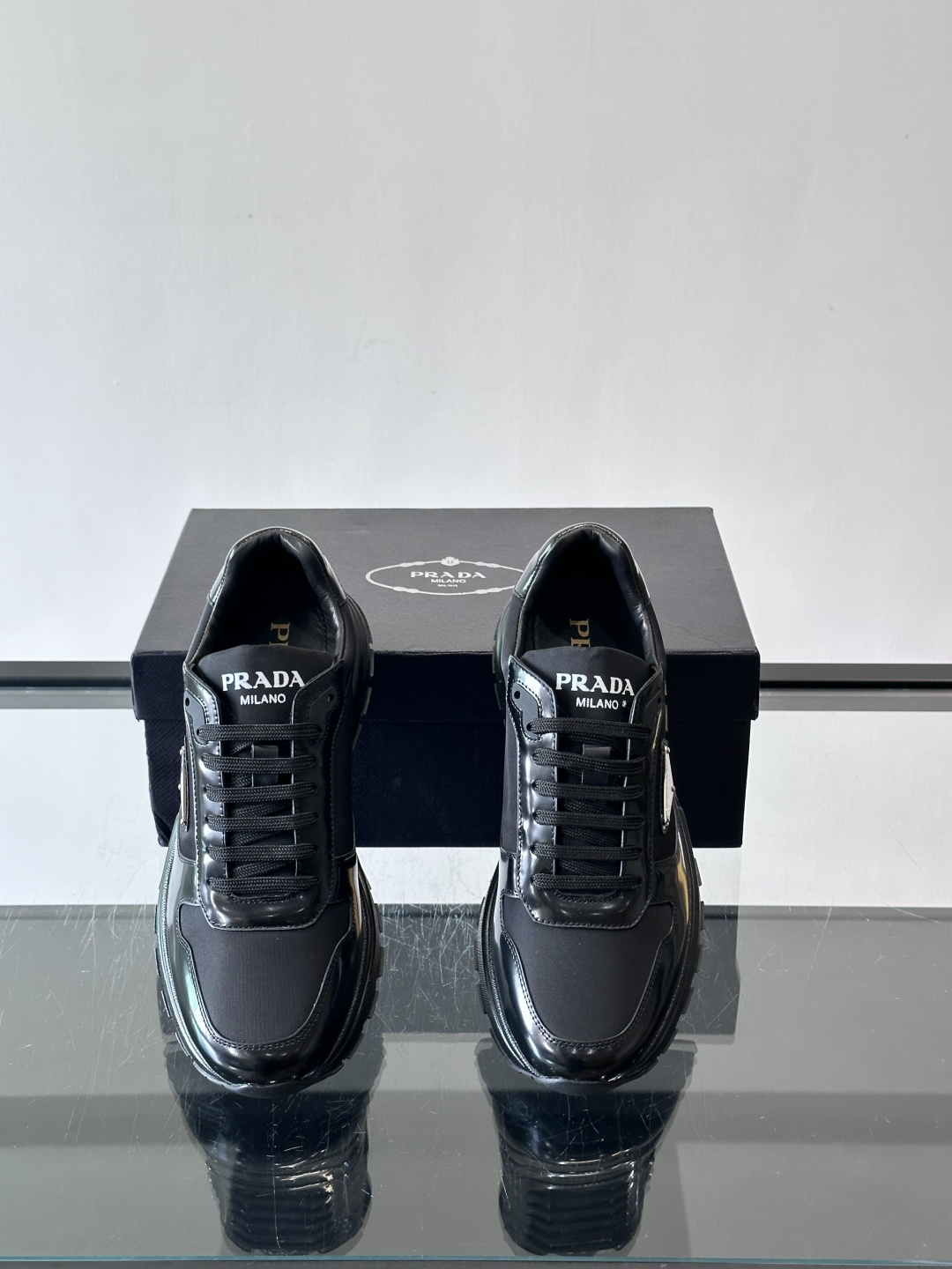 Prada这款运动鞋采用优质牛皮革，鞋面简约流畅，搭配经典三角Logo，低调又有辨识度。厚底设计，穿着舒