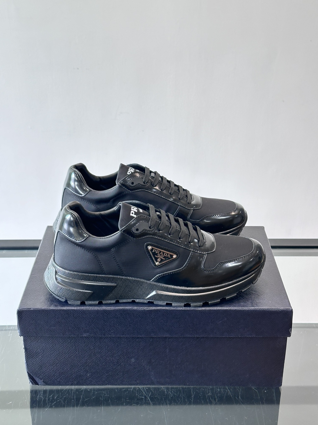 Prada这款运动鞋采用优质牛皮革，鞋面简约流畅，搭配经典三角Logo，低调又有辨识度。厚底设计，穿着舒