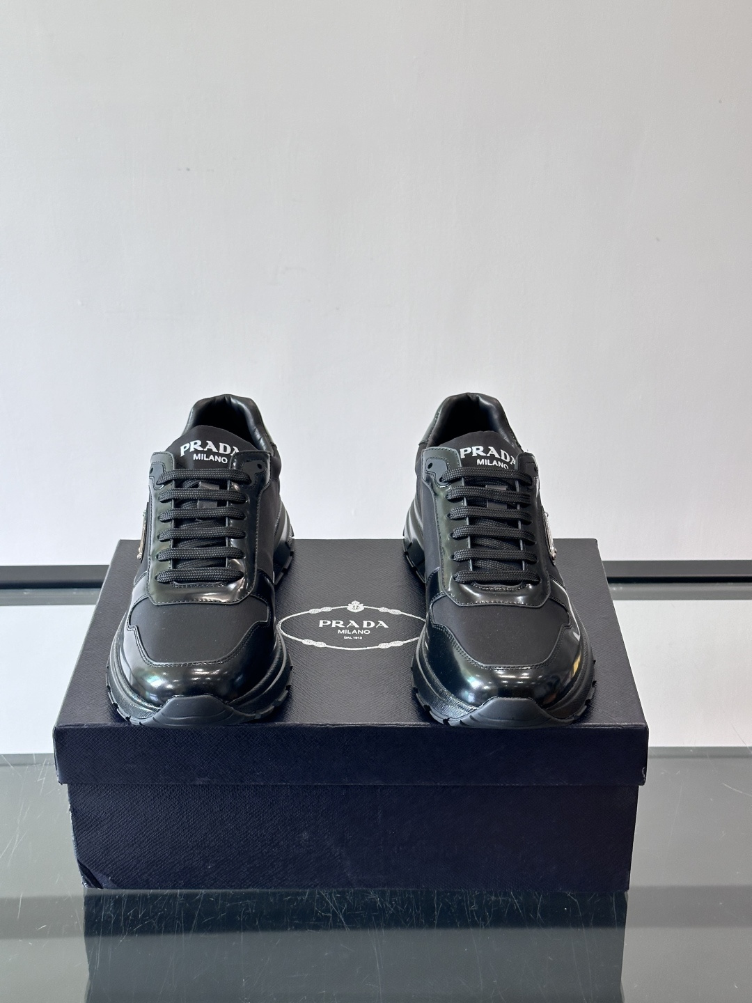 Prada这款运动鞋采用优质牛皮革，鞋面简约流畅，搭配经典三角Logo，低调又有辨识度。厚底设计，穿着舒