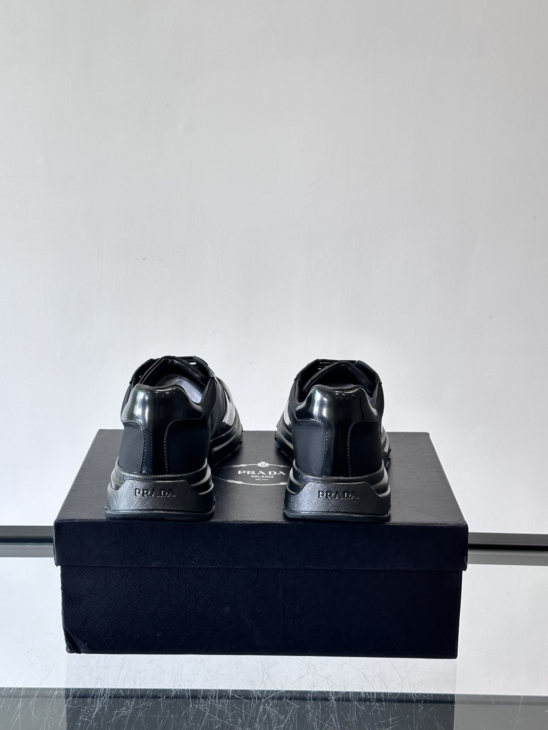 Prada这款运动鞋采用优质牛皮革，鞋面简约流畅，搭配经典三角Logo，低调又有辨识度。厚底设计，穿着舒