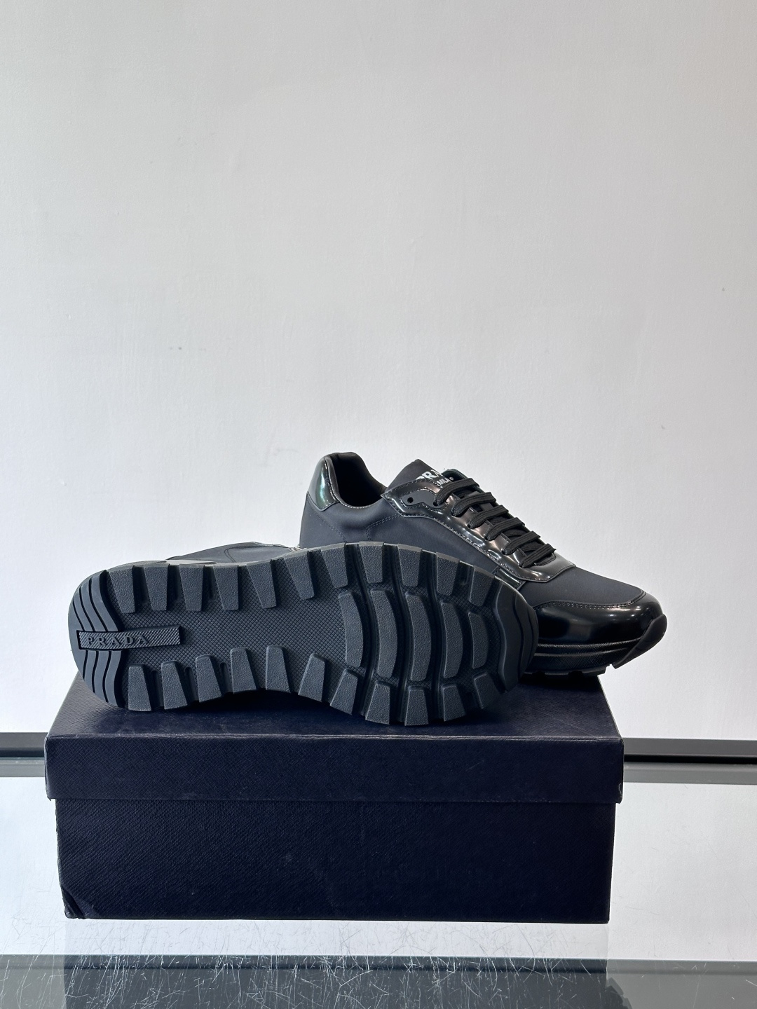 Prada这款运动鞋采用优质牛皮革，鞋面简约流畅，搭配经典三角Logo，低调又有辨识度。厚底设计，穿着舒