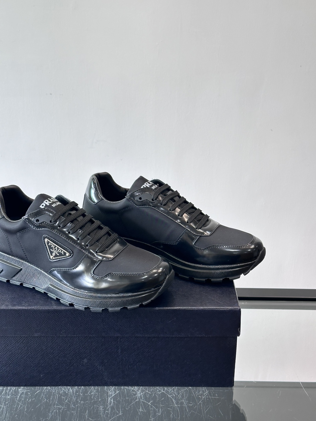 Prada这款运动鞋采用优质牛皮革，鞋面简约流畅，搭配经典三角Logo，低调又有辨识度。厚底设计，穿着舒
