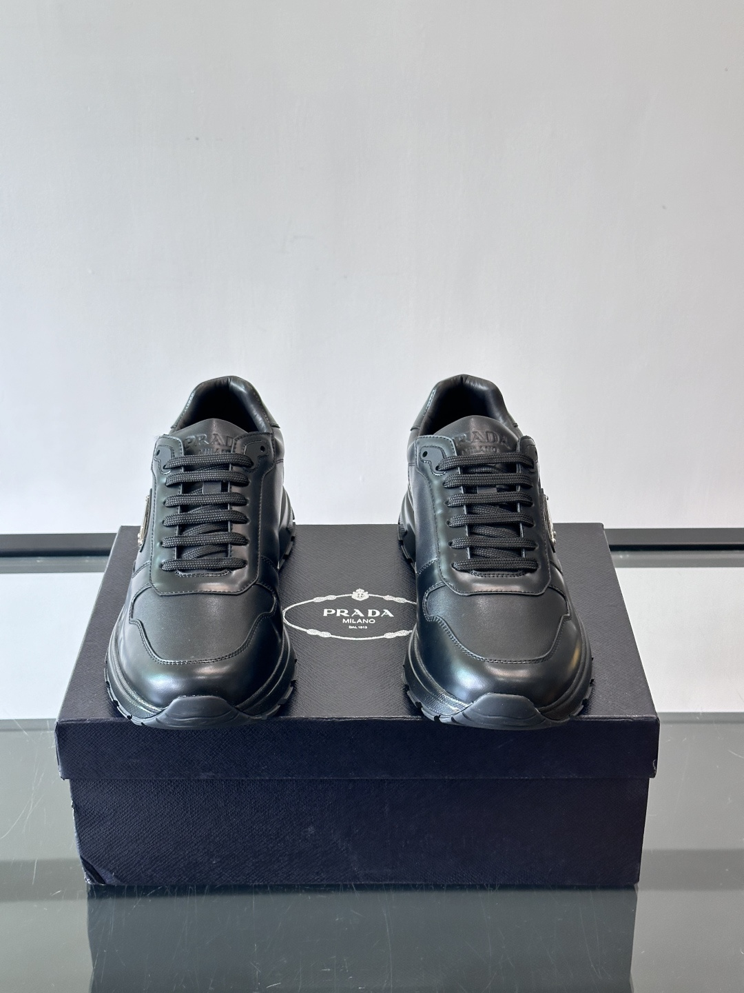 Prada这款运动鞋采用优质牛皮革，鞋面简约流畅，搭配经典三角Logo，低调又有辨识度。厚底设计，穿着舒