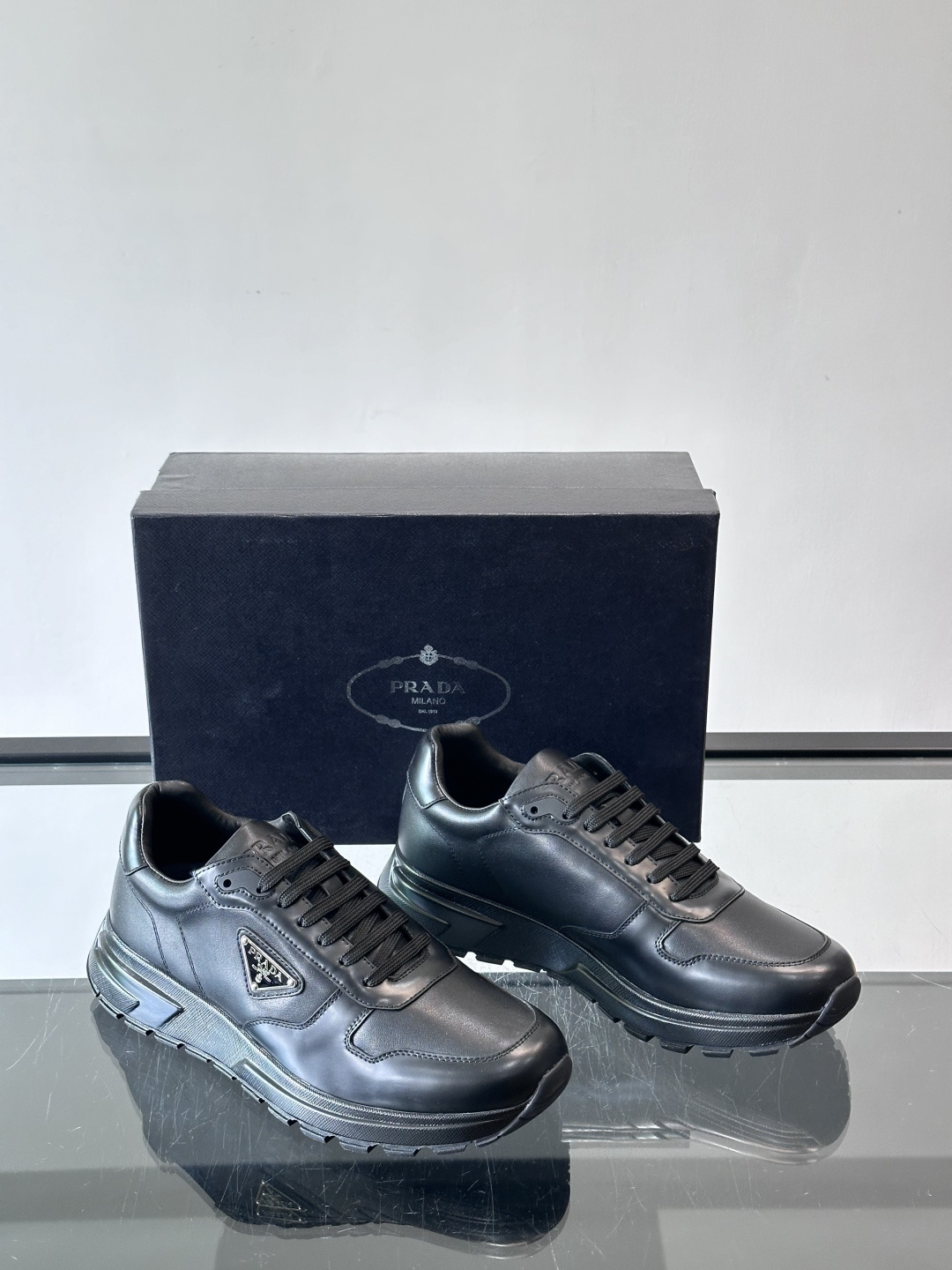 Prada这款运动鞋采用优质牛皮革，鞋面简约流畅，搭配经典三角Logo，低调又有辨识度。厚底设计，穿着舒