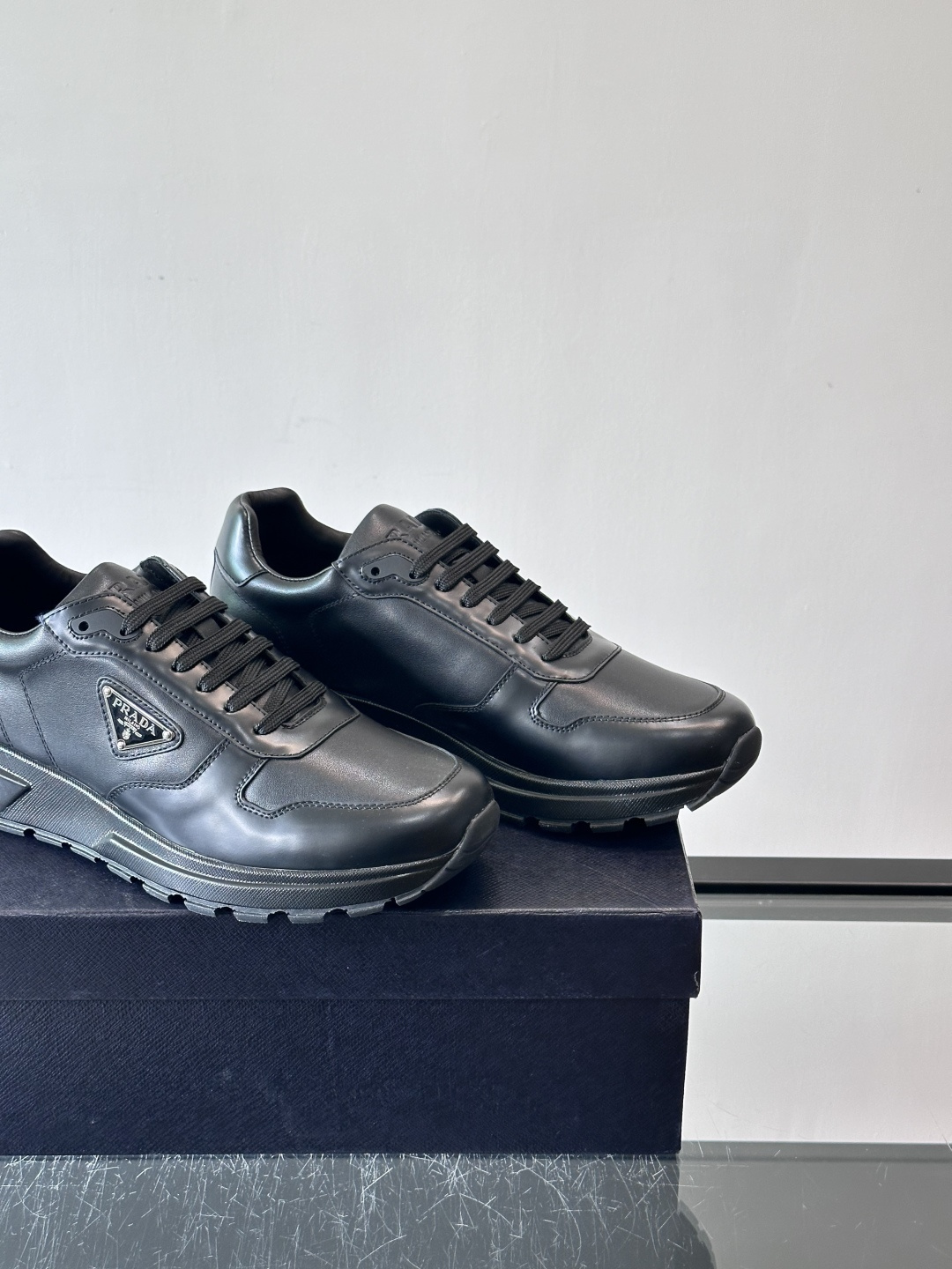 Prada这款运动鞋采用优质牛皮革，鞋面简约流畅，搭配经典三角Logo，低调又有辨识度。厚底设计，穿着舒