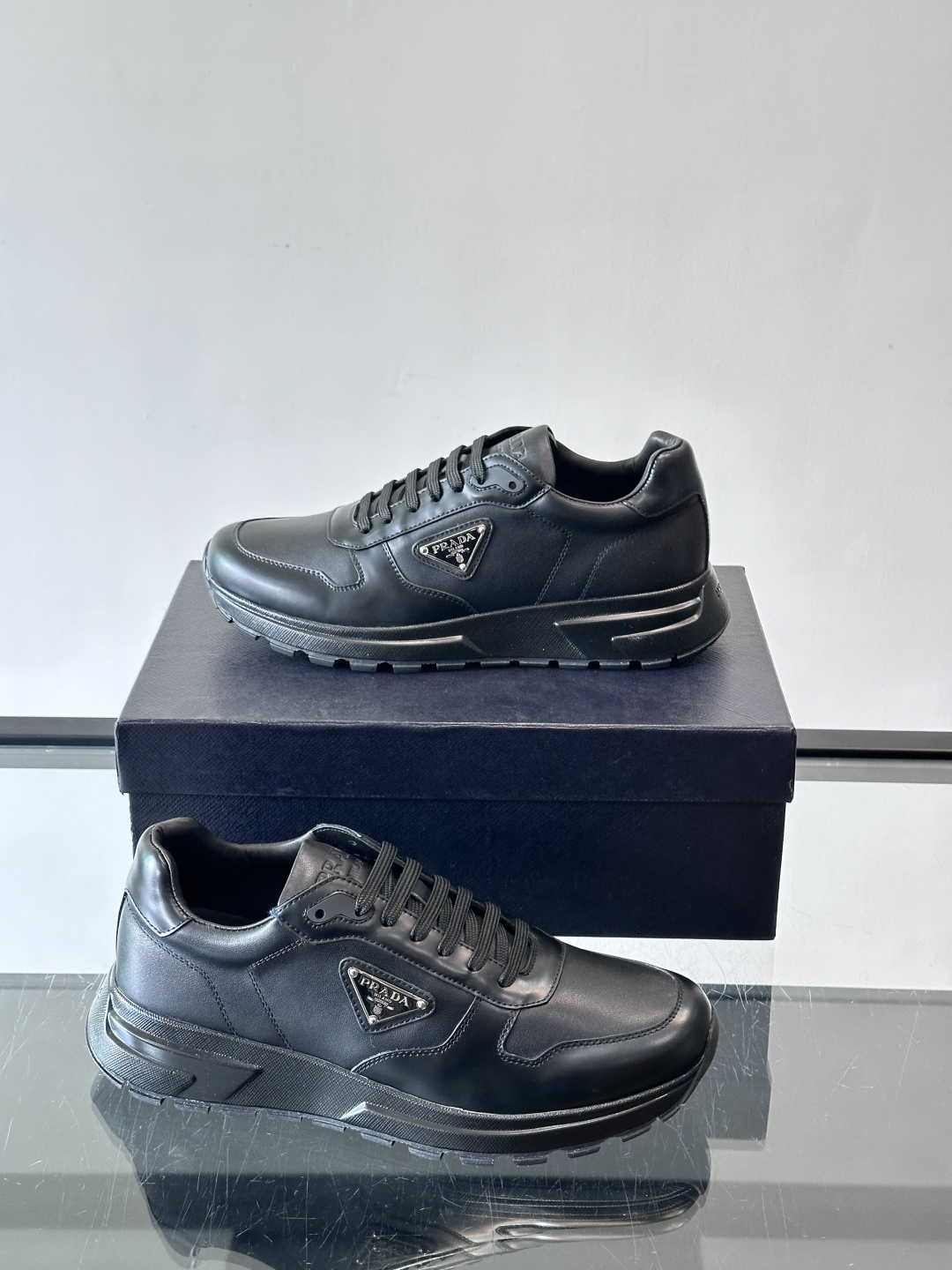 Prada这款运动鞋采用优质牛皮革，鞋面简约流畅，搭配经典三角Logo，低调又有辨识度。厚底设计，穿着舒