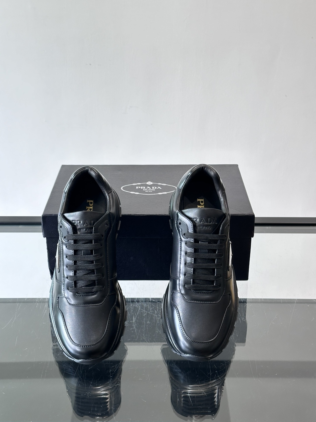 Prada这款运动鞋采用优质牛皮革，鞋面简约流畅，搭配经典三角Logo，低调又有辨识度。厚底设计，穿着舒