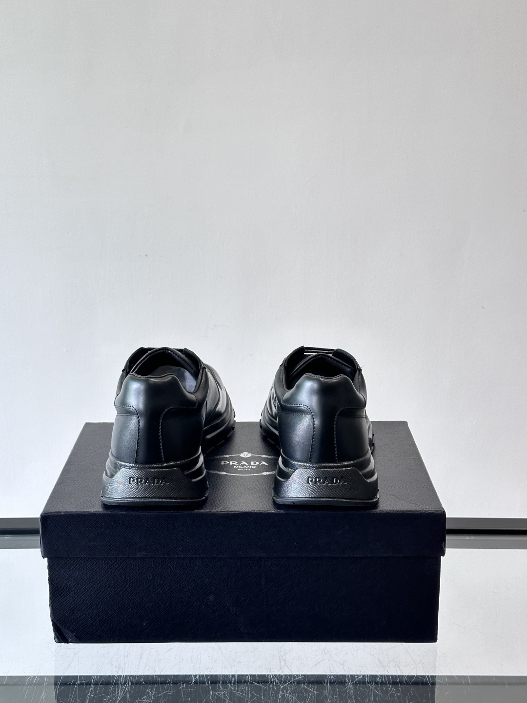 Prada这款运动鞋采用优质牛皮革，鞋面简约流畅，搭配经典三角Logo，低调又有辨识度。厚底设计，穿着舒