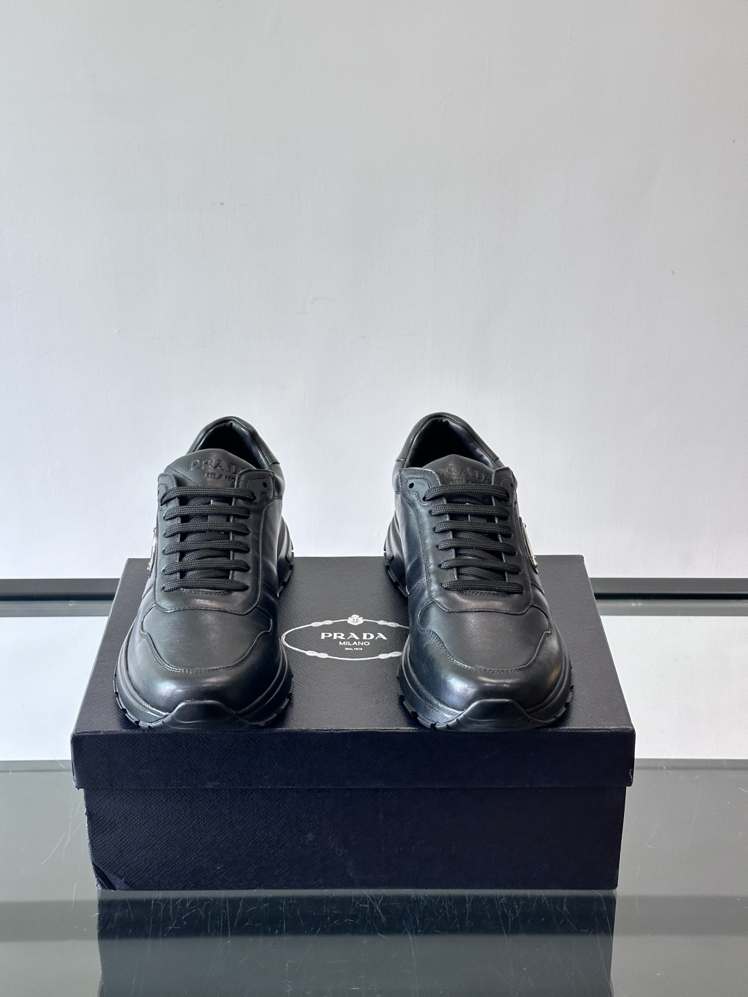 Prada这款运动鞋采用优质牛皮革，鞋面简约流畅，搭配经典三角Logo，低调又有辨识度。厚底设计，穿着舒