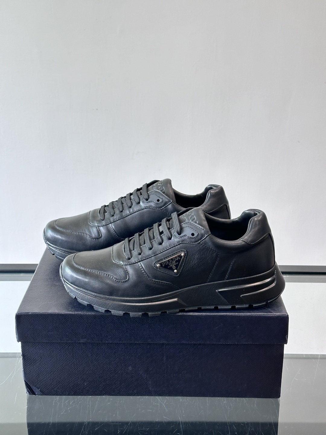 Prada这款运动鞋采用优质牛皮革，鞋面简约流畅，搭配经典三角Logo，低调又有辨识度。厚底设计，穿着舒