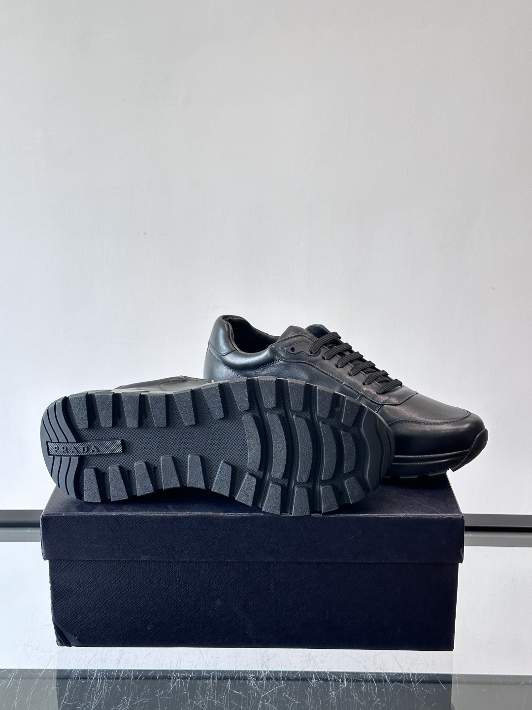 Prada这款运动鞋采用优质牛皮革，鞋面简约流畅，搭配经典三角Logo，低调又有辨识度。厚底设计，穿着舒