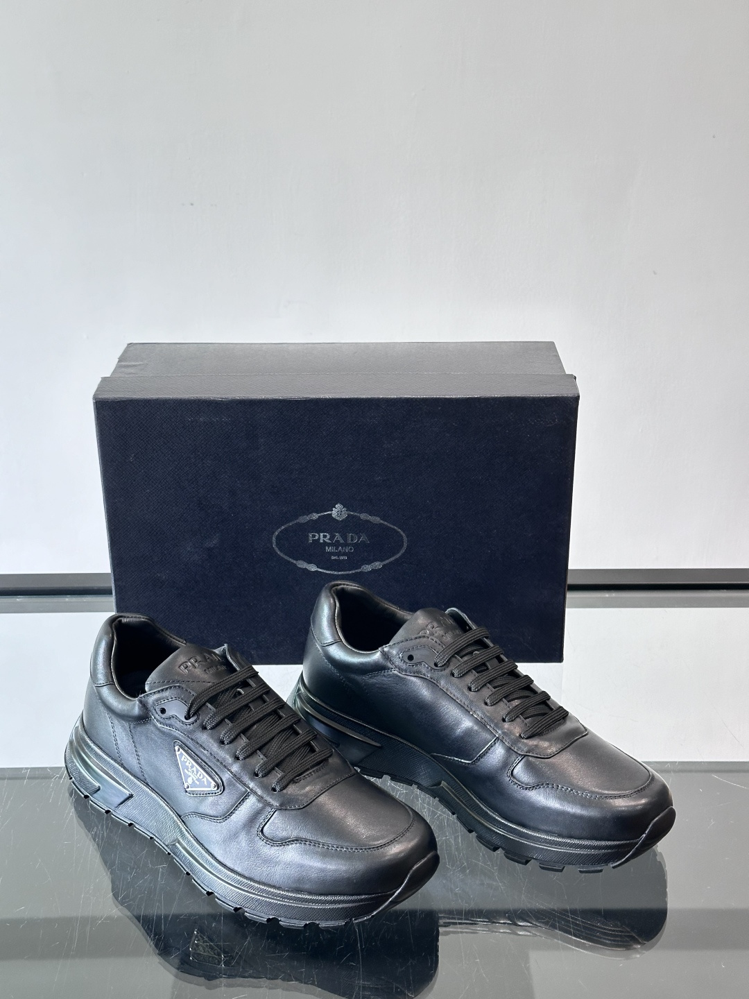 Prada这款运动鞋采用优质牛皮革，鞋面简约流畅，搭配经典三角Logo，低调又有辨识度。厚底设计，穿着舒