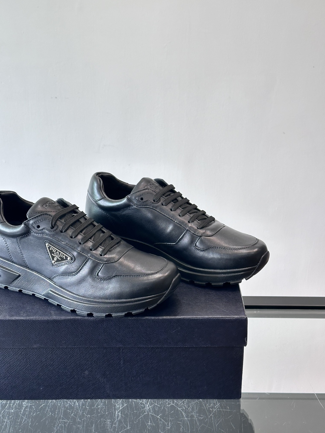 Prada这款运动鞋采用优质牛皮革，鞋面简约流畅，搭配经典三角Logo，低调又有辨识度。厚底设计，穿着舒