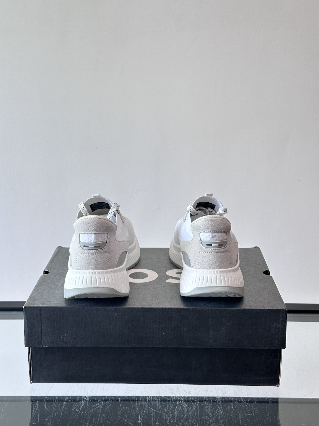 BOSS 意大利男士休闲运动鞋，官网一比一开模。精选光滑进口牛皮➕织物制成，采用橡胶外底和品牌标识装饰。