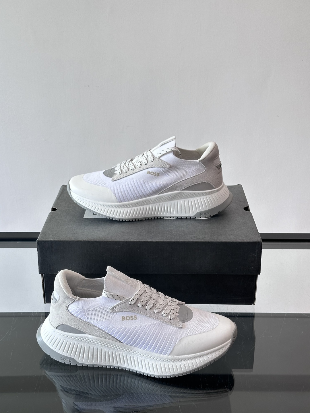 BOSS 意大利男士休闲运动鞋，官网一比一开模。精选光滑进口牛皮➕织物制成，采用橡胶外底和品牌标识装饰。