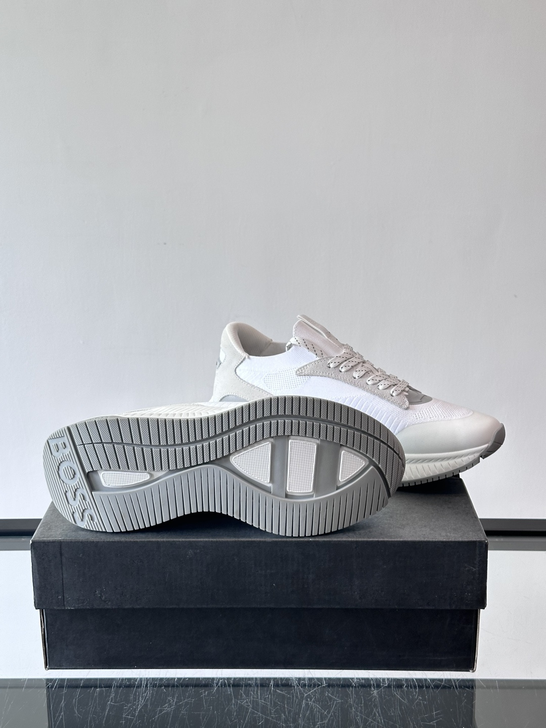 BOSS 意大利男士休闲运动鞋，官网一比一开模。精选光滑进口牛皮➕织物制成，采用橡胶外底和品牌标识装饰。