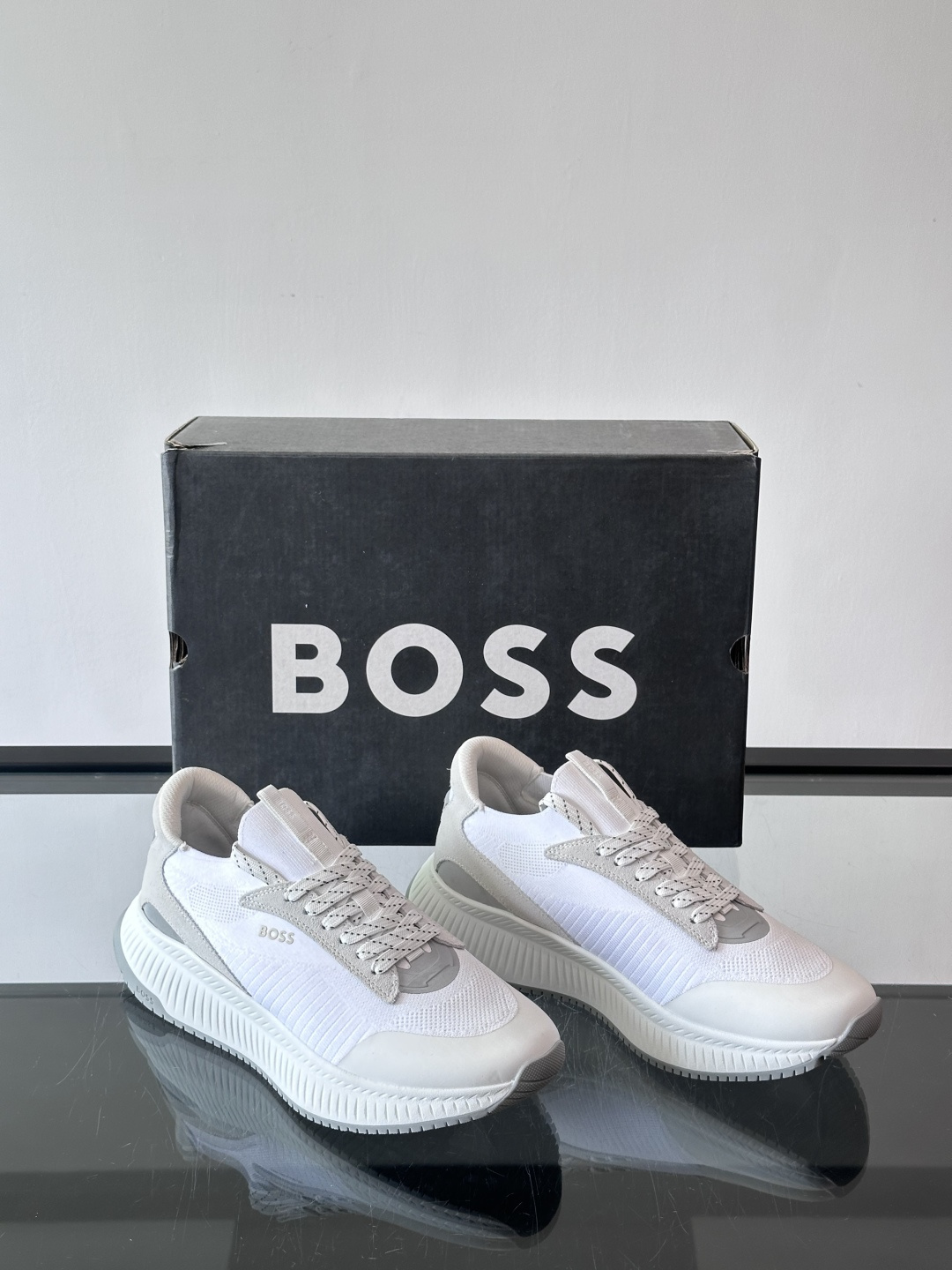 BOSS 意大利男士休闲运动鞋，官网一比一开模。精选光滑进口牛皮➕织物制成，采用橡胶外底和品牌标识装饰。