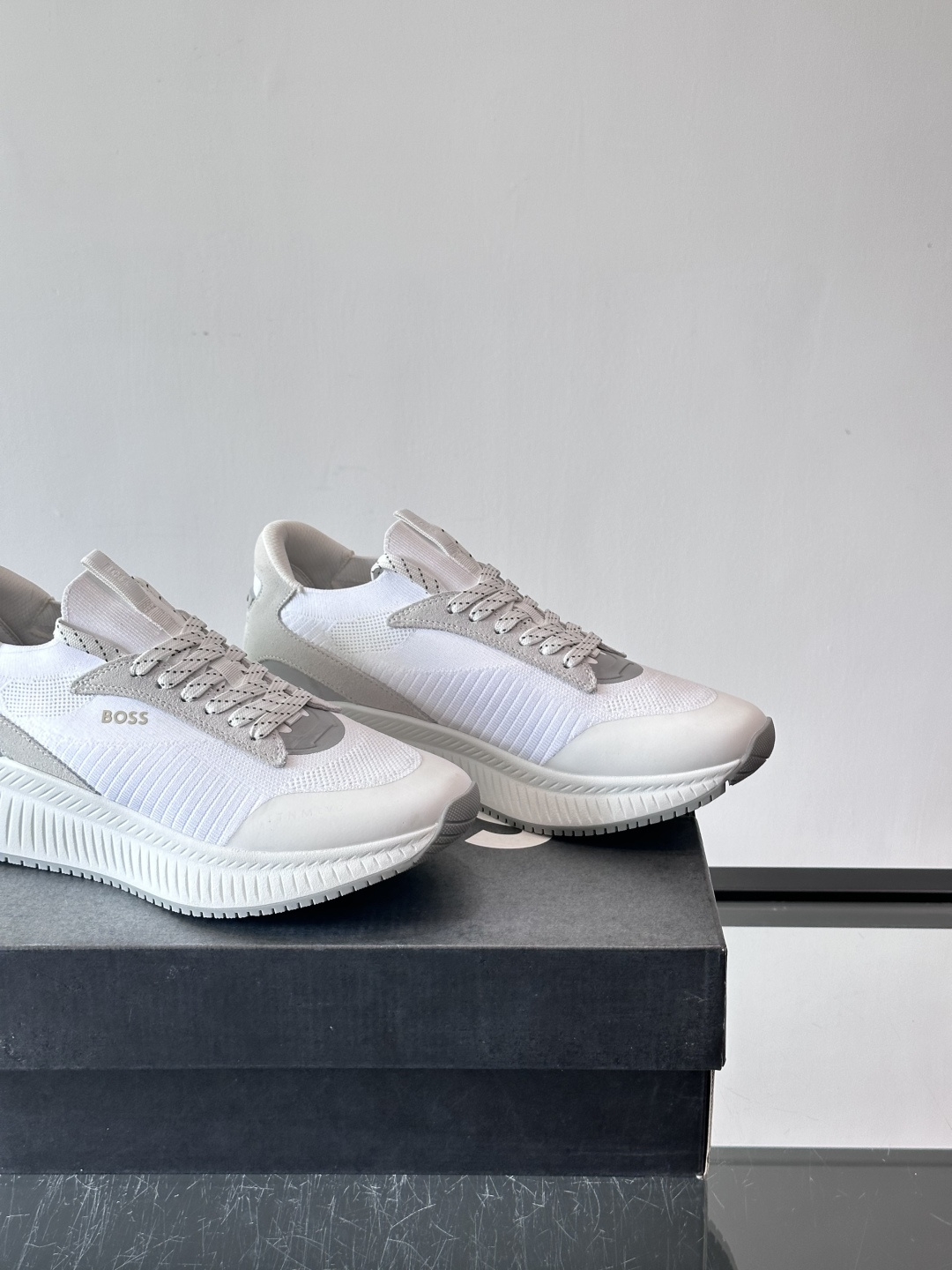 BOSS 意大利男士休闲运动鞋，官网一比一开模。精选光滑进口牛皮➕织物制成，采用橡胶外底和品牌标识装饰。