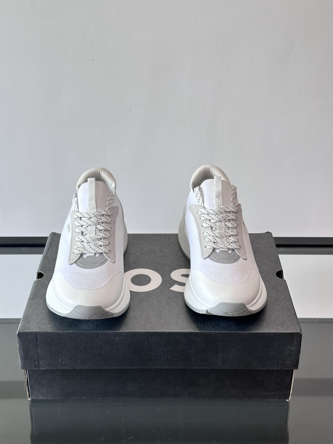 BOSS 意大利男士休闲运动鞋，官网一比一开模。精选光滑进口牛皮➕织物制成，采用橡胶外底和品牌标识装饰。