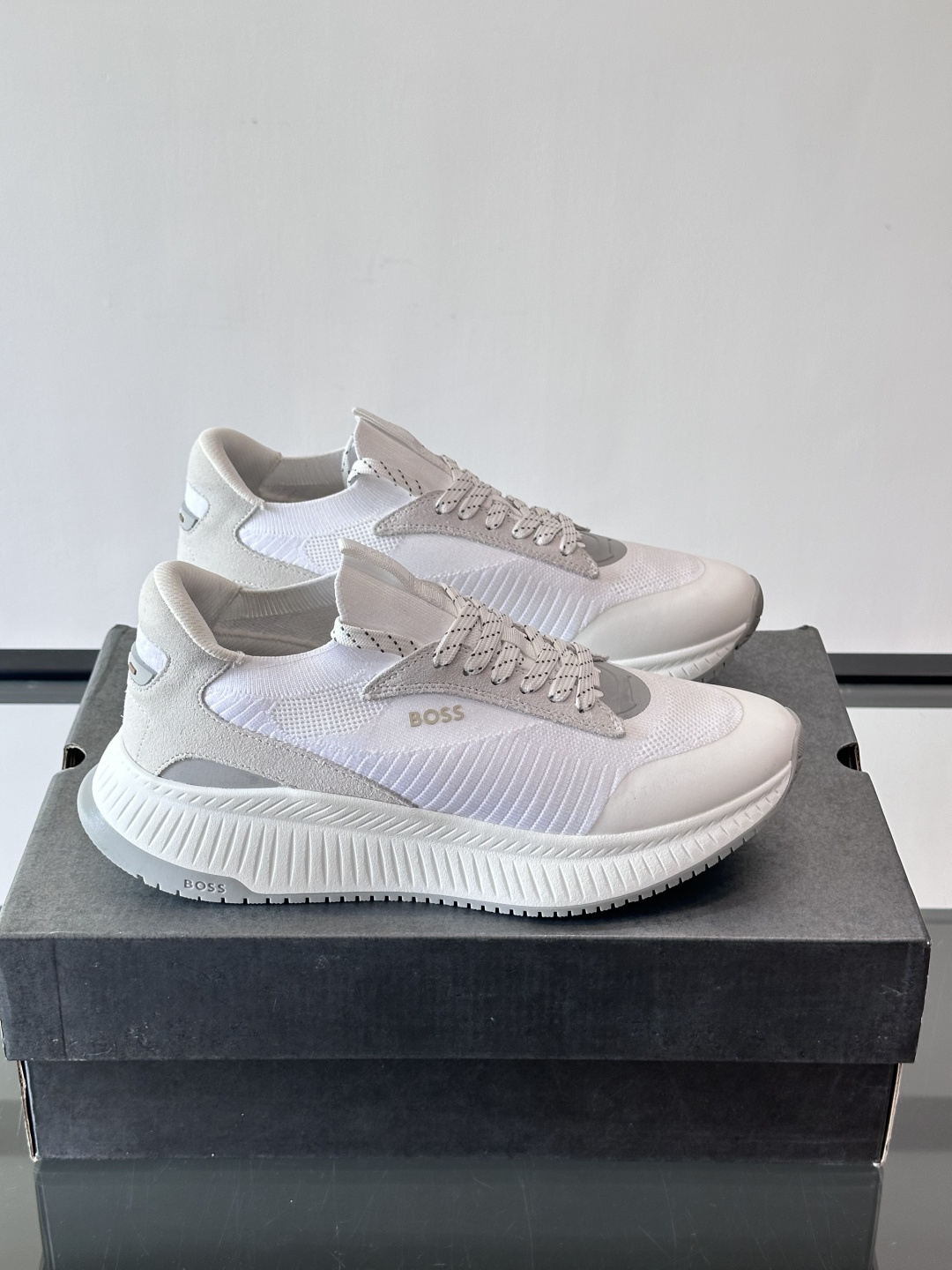 BOSS 意大利男士休闲运动鞋，官网一比一开模。精选光滑进口牛皮➕织物制成，采用橡胶外底和品牌标识装饰。