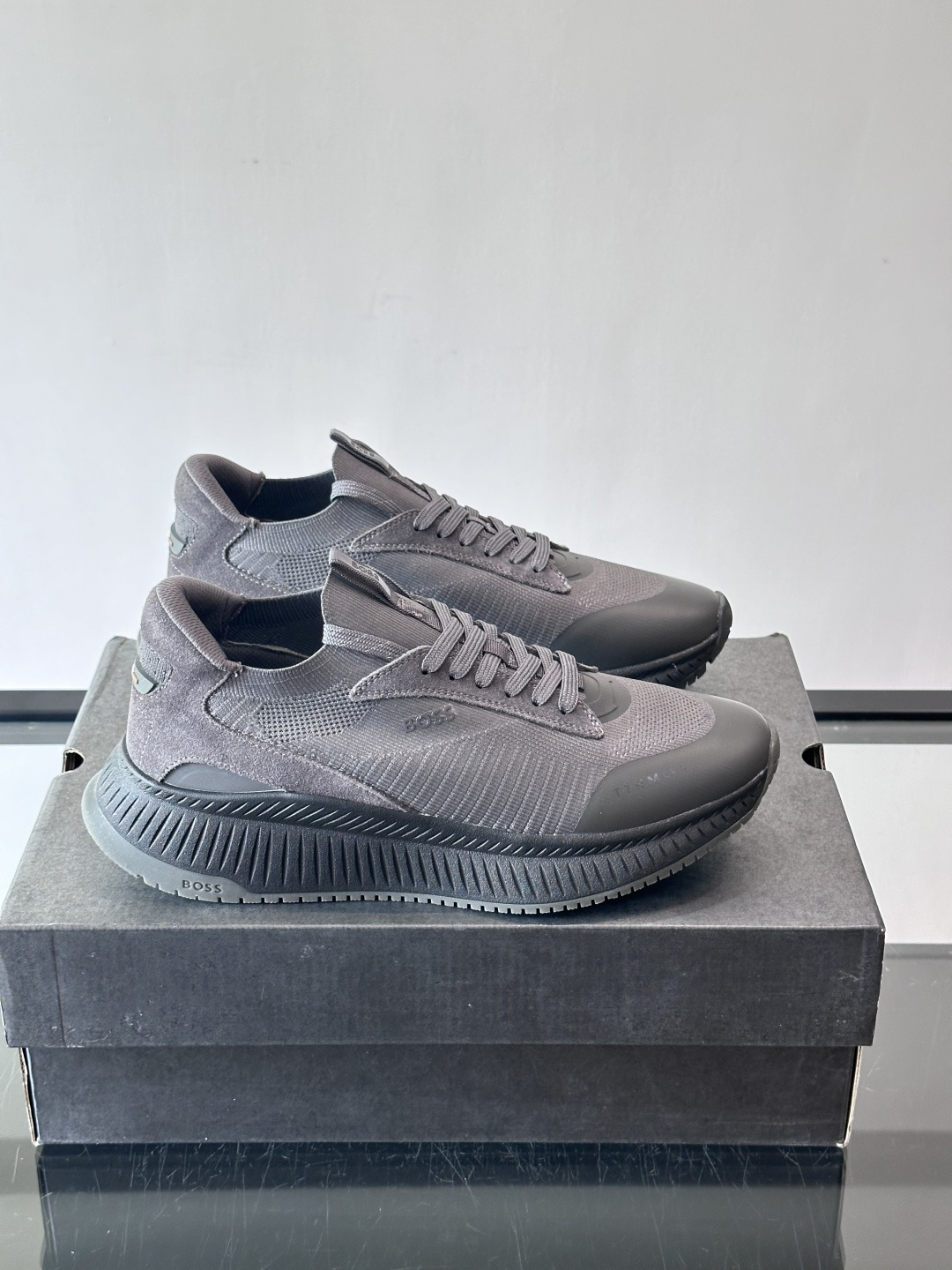 BOSS 意大利男士休闲运动鞋，官网一比一开模。精选光滑进口牛皮➕织物制成，采用橡胶外底和品牌标识装饰。