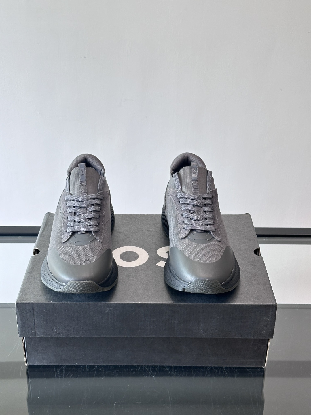 BOSS 意大利男士休闲运动鞋，官网一比一开模。精选光滑进口牛皮➕织物制成，采用橡胶外底和品牌标识装饰。