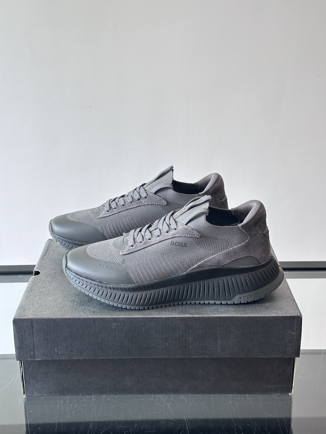 BOSS 意大利男士休闲运动鞋，官网一比一开模。精选光滑进口牛皮➕织物制成，采用橡胶外底和品牌标识装饰。
