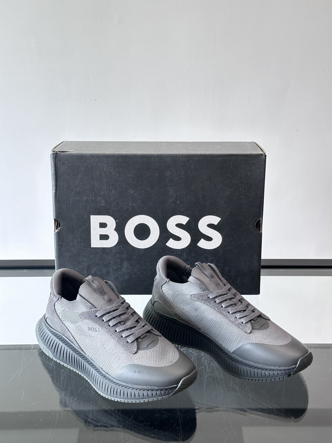 BOSS 意大利男士休闲运动鞋，官网一比一开模。精选光滑进口牛皮➕织物制成，采用橡胶外底和品牌标识装饰。