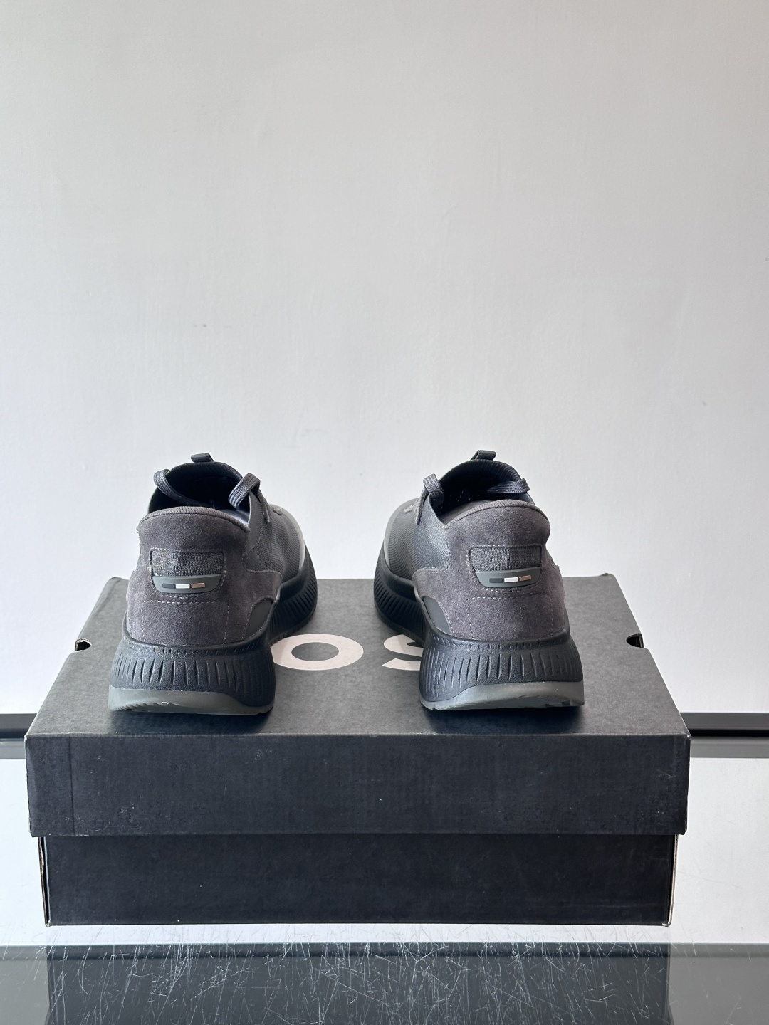 BOSS 意大利男士休闲运动鞋，官网一比一开模。精选光滑进口牛皮➕织物制成，采用橡胶外底和品牌标识装饰。