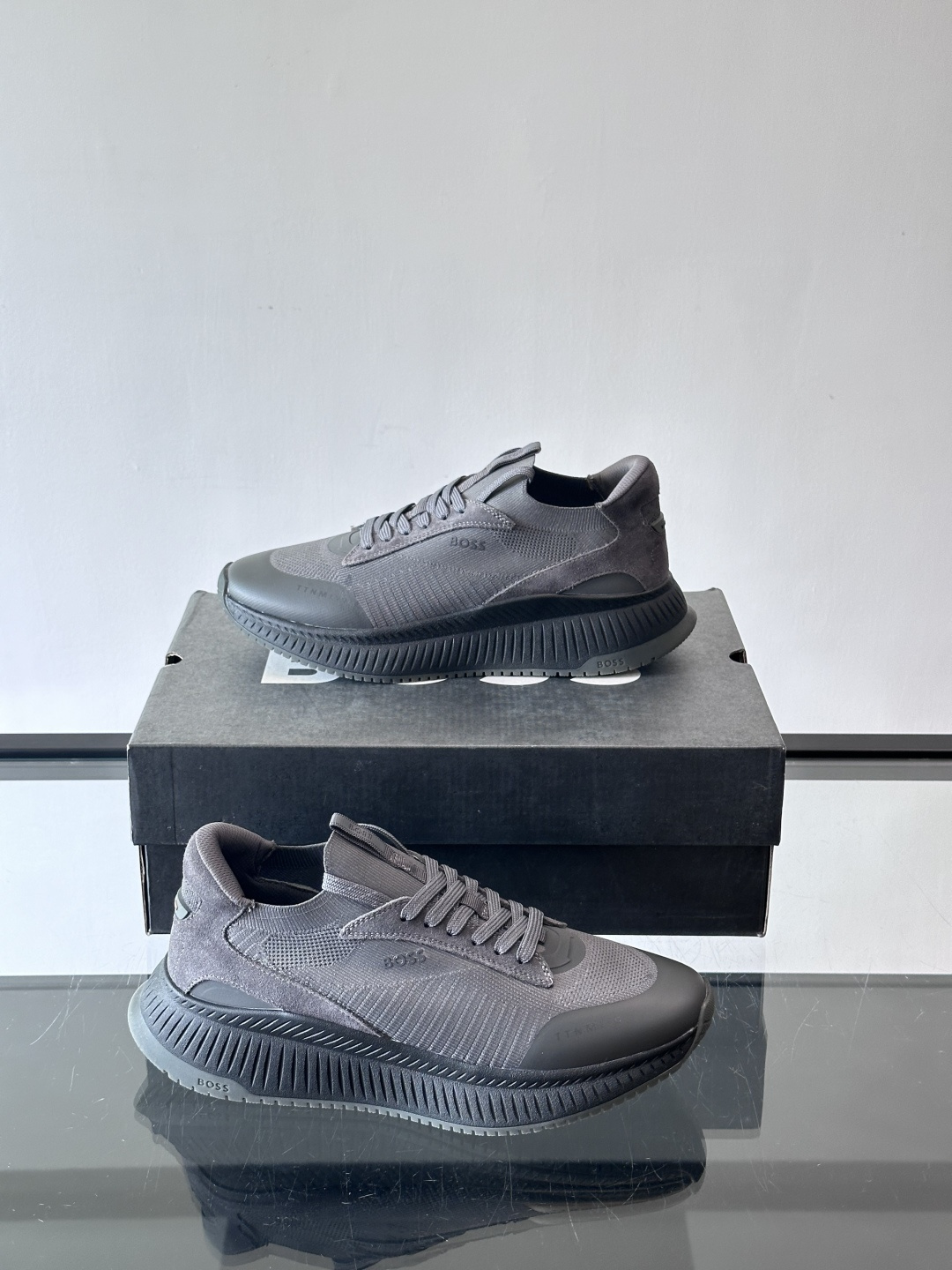 BOSS 意大利男士休闲运动鞋，官网一比一开模。精选光滑进口牛皮➕织物制成，采用橡胶外底和品牌标识装饰。