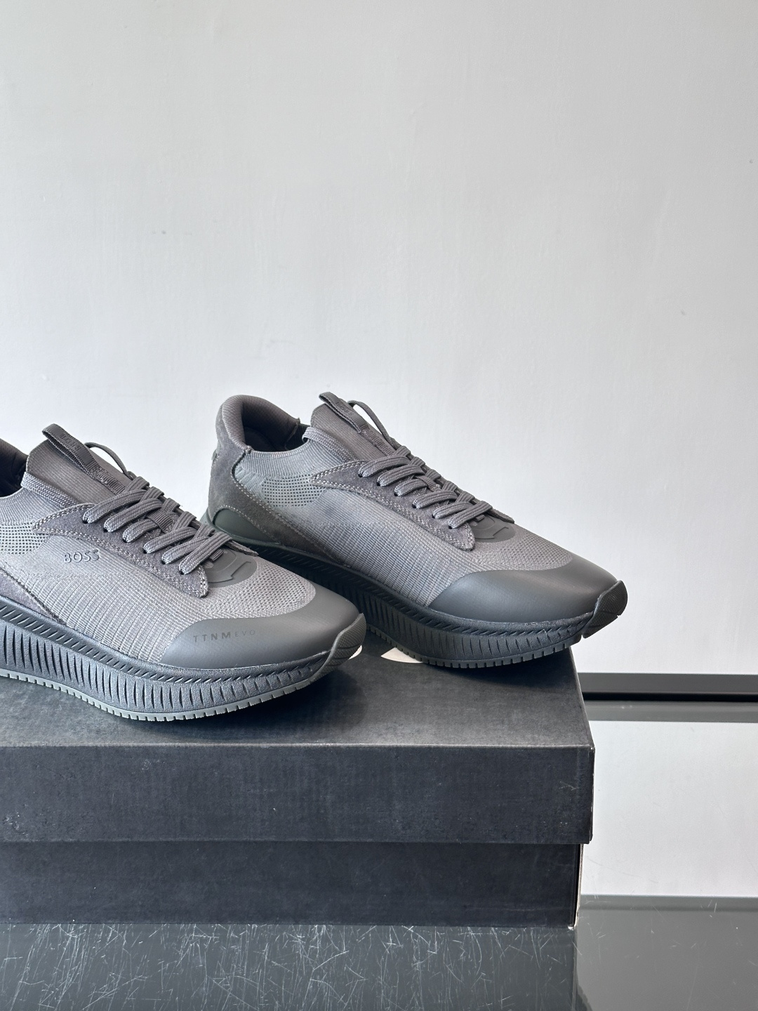 BOSS 意大利男士休闲运动鞋，官网一比一开模。精选光滑进口牛皮➕织物制成，采用橡胶外底和品牌标识装饰。
