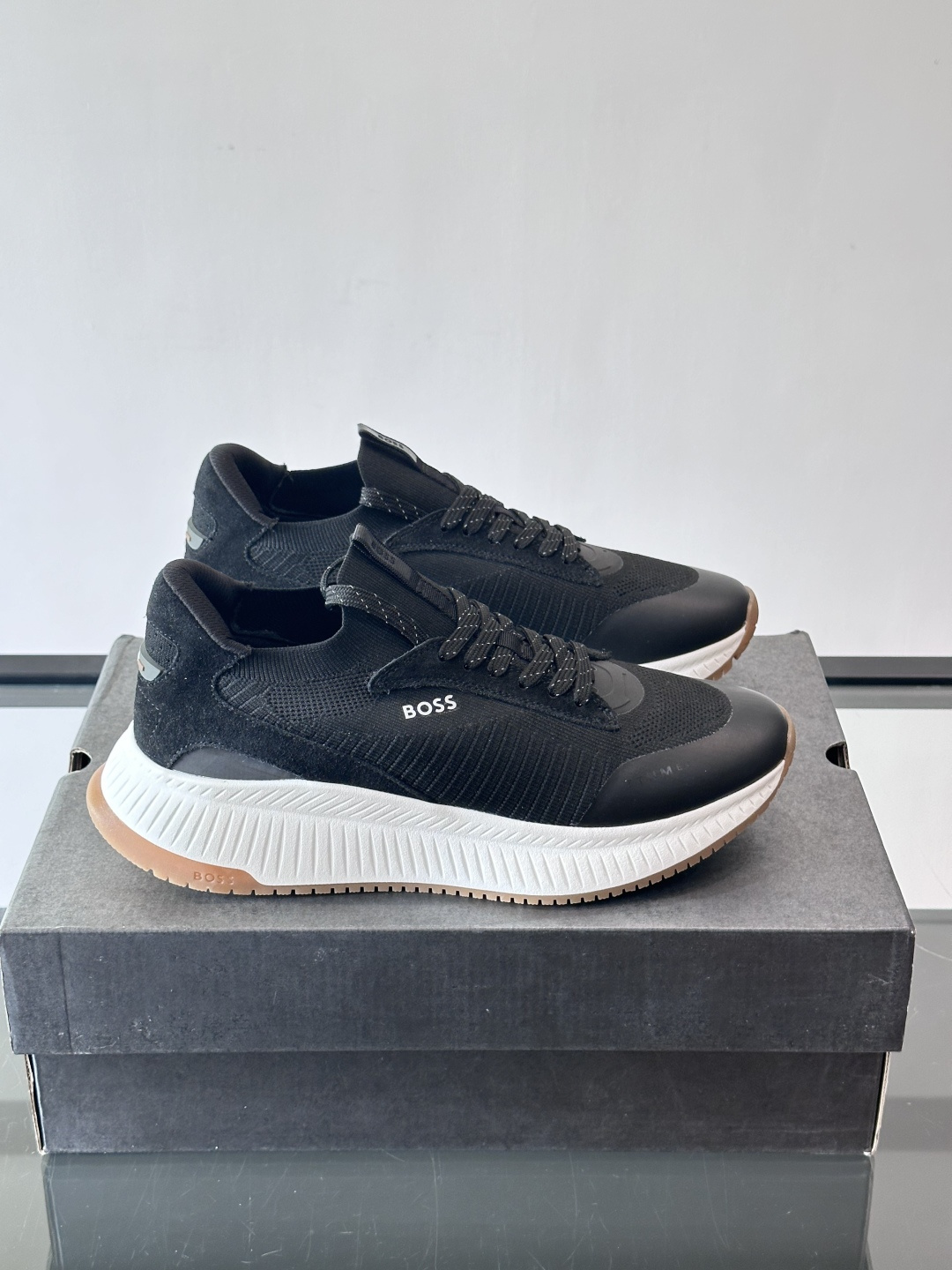 BOSS 意大利男士休闲运动鞋，官网一比一开模。精选光滑进口牛皮➕织物制成，采用橡胶外底和品牌标识装饰。