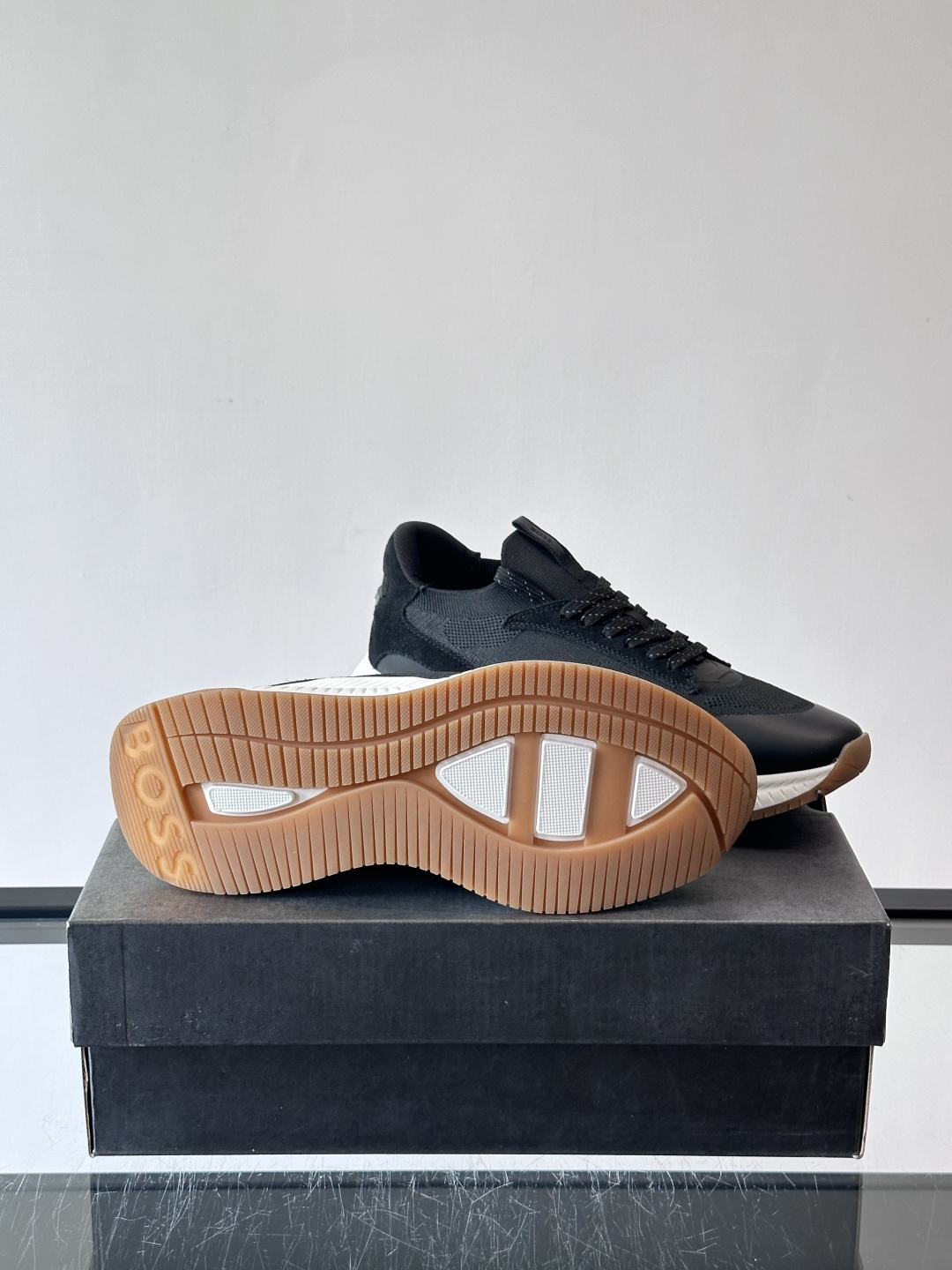 BOSS 意大利男士休闲运动鞋，官网一比一开模。精选光滑进口牛皮➕织物制成，采用橡胶外底和品牌标识装饰。