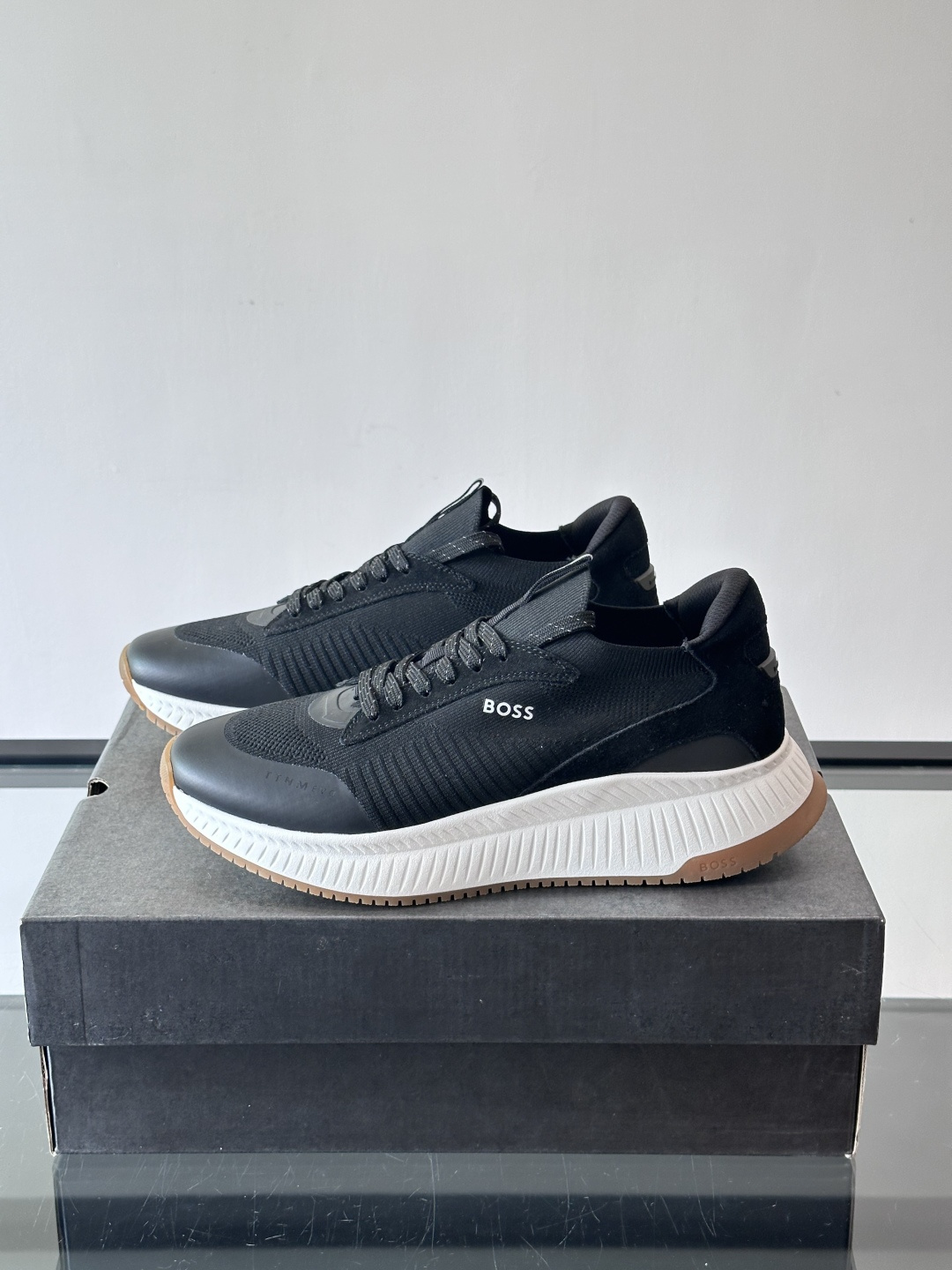 BOSS 意大利男士休闲运动鞋，官网一比一开模。精选光滑进口牛皮➕织物制成，采用橡胶外底和品牌标识装饰。