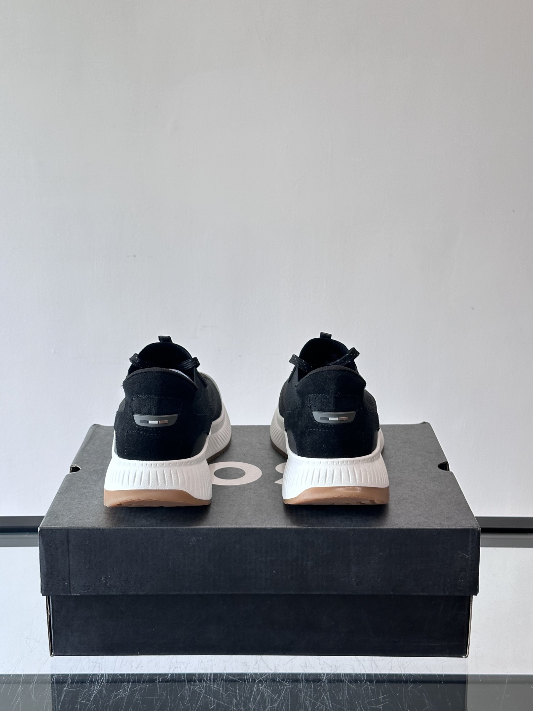 BOSS 意大利男士休闲运动鞋，官网一比一开模。精选光滑进口牛皮➕织物制成，采用橡胶外底和品牌标识装饰。