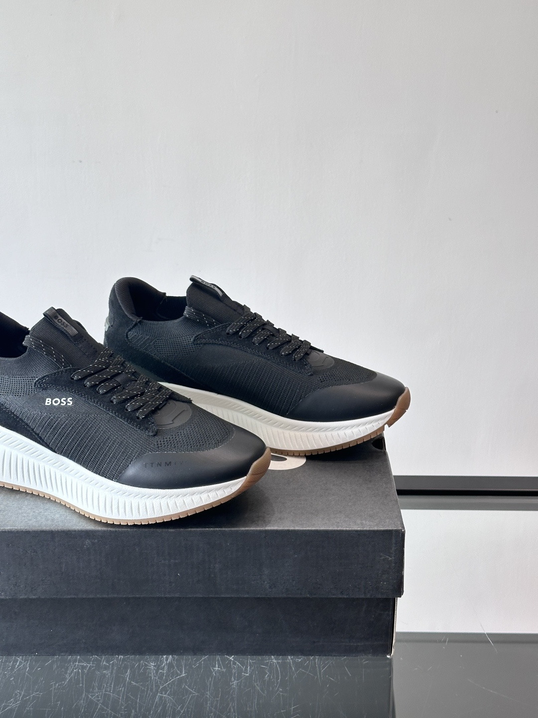 BOSS 意大利男士休闲运动鞋，官网一比一开模。精选光滑进口牛皮➕织物制成，采用橡胶外底和品牌标识装饰。