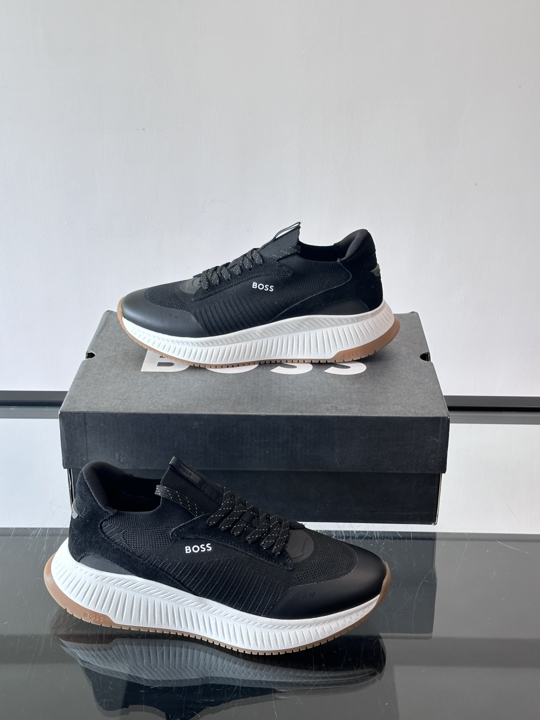 BOSS 意大利男士休闲运动鞋，官网一比一开模。精选光滑进口牛皮➕织物制成，采用橡胶外底和品牌标识装饰。