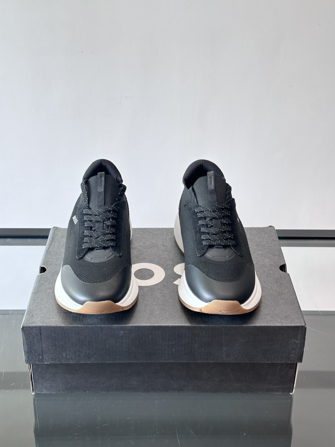 BOSS 意大利男士休闲运动鞋，官网一比一开模。精选光滑进口牛皮➕织物制成，采用橡胶外底和品牌标识装饰。