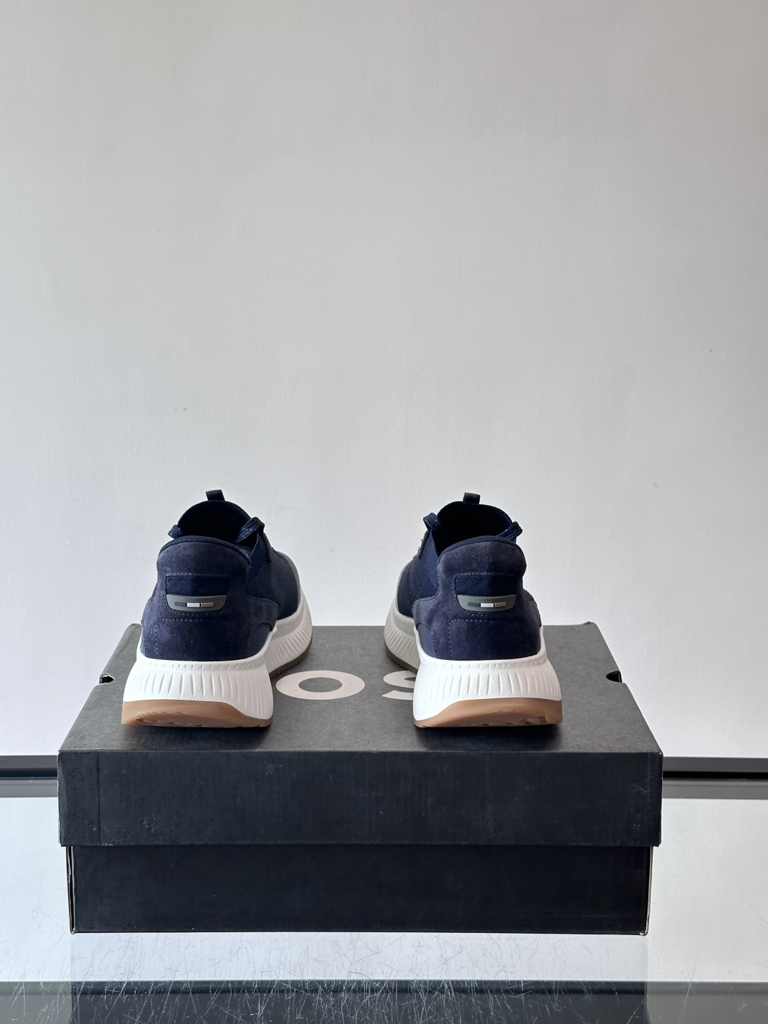 BOSS 意大利男士休闲运动鞋，官网一比一开模。精选光滑进口牛皮➕织物制成，采用橡胶外底和品牌标识装饰。