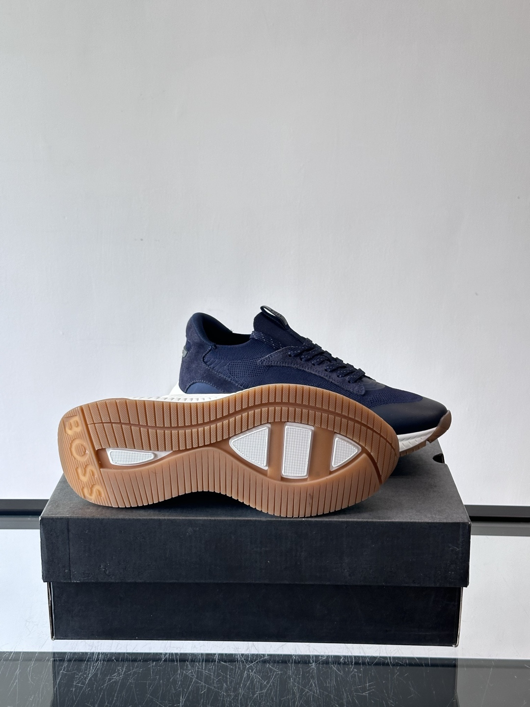 BOSS 意大利男士休闲运动鞋，官网一比一开模。精选光滑进口牛皮➕织物制成，采用橡胶外底和品牌标识装饰。