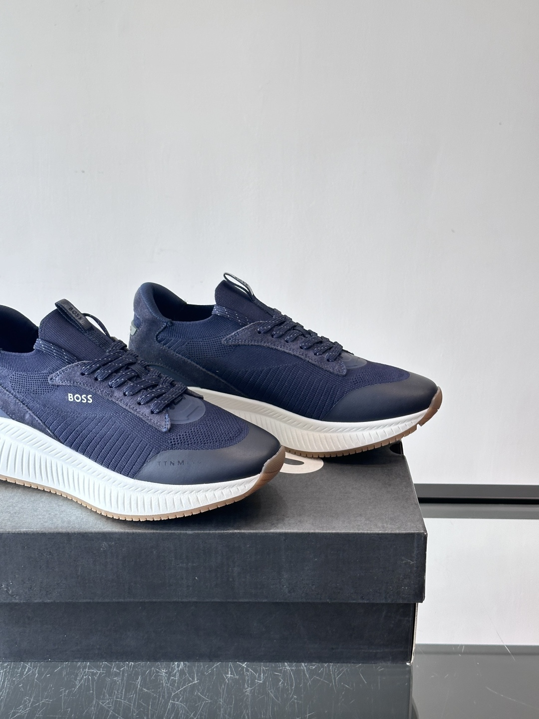 BOSS 意大利男士休闲运动鞋，官网一比一开模。精选光滑进口牛皮➕织物制成，采用橡胶外底和品牌标识装饰。