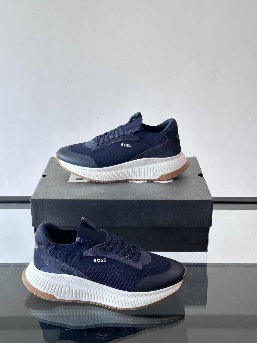 BOSS 意大利男士休闲运动鞋，官网一比一开模。精选光滑进口牛皮➕织物制成，采用橡胶外底和品牌标识装饰。