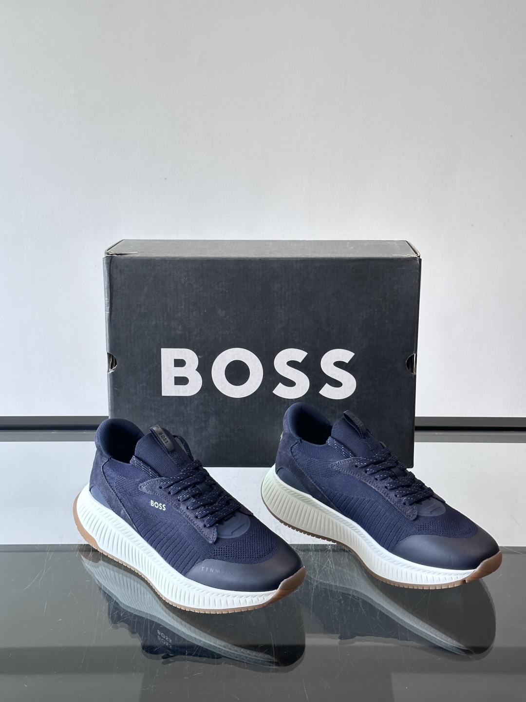 BOSS 意大利男士休闲运动鞋，官网一比一开模。精选光滑进口牛皮➕织物制成，采用橡胶外底和品牌标识装饰。