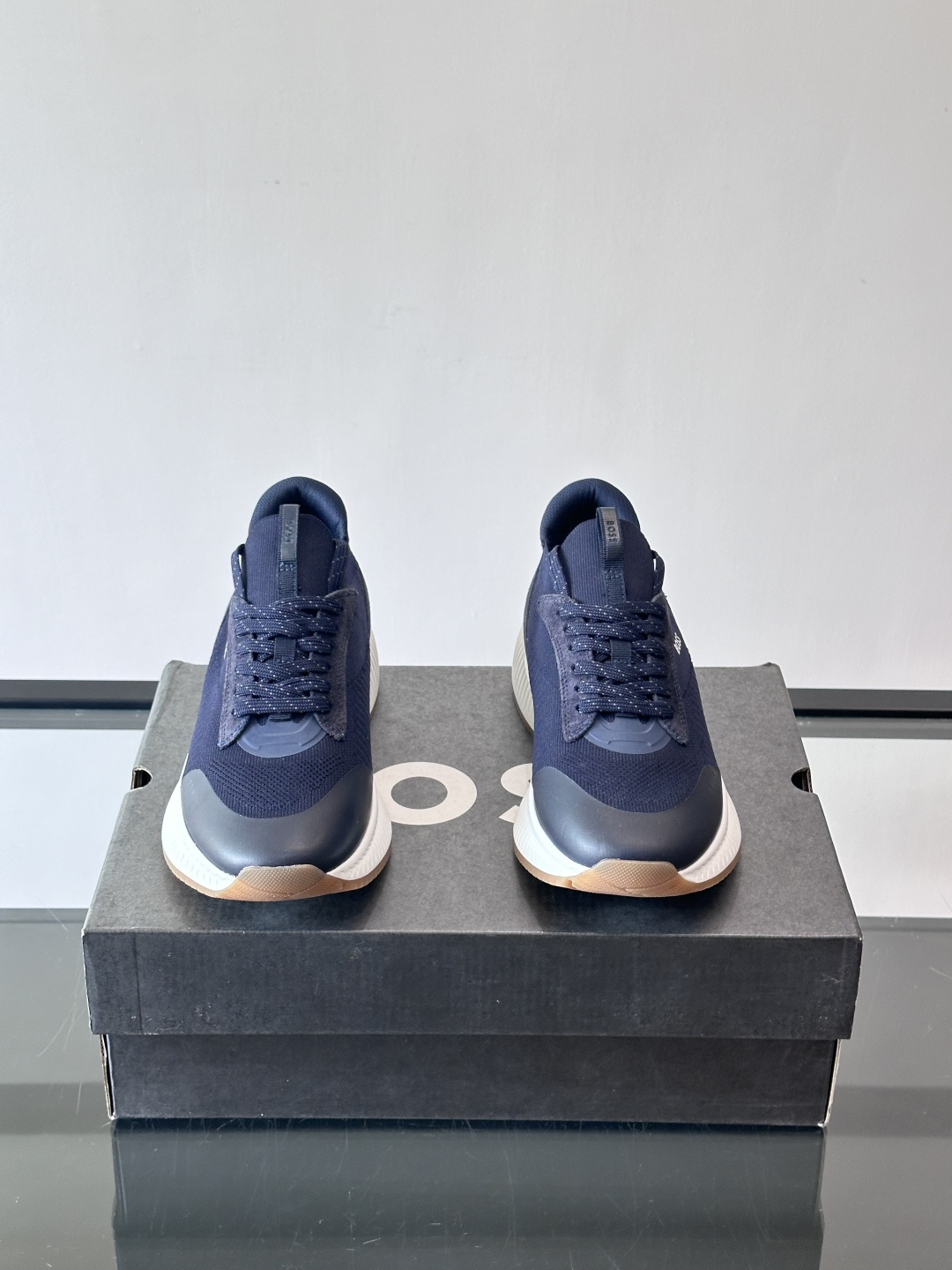 BOSS 意大利男士休闲运动鞋，官网一比一开模。精选光滑进口牛皮➕织物制成，采用橡胶外底和品牌标识装饰。