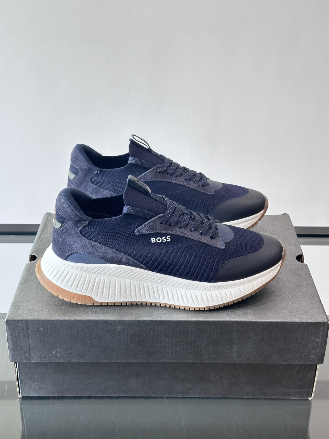 BOSS 意大利男士休闲运动鞋，官网一比一开模。精选光滑进口牛皮➕织物制成，采用橡胶外底和品牌标识装饰。