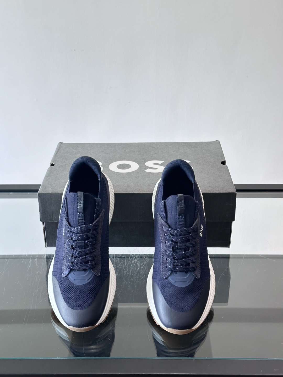 BOSS 意大利男士休闲运动鞋，官网一比一开模。精选光滑进口牛皮➕织物制成，采用橡胶外底和品牌标识装饰。