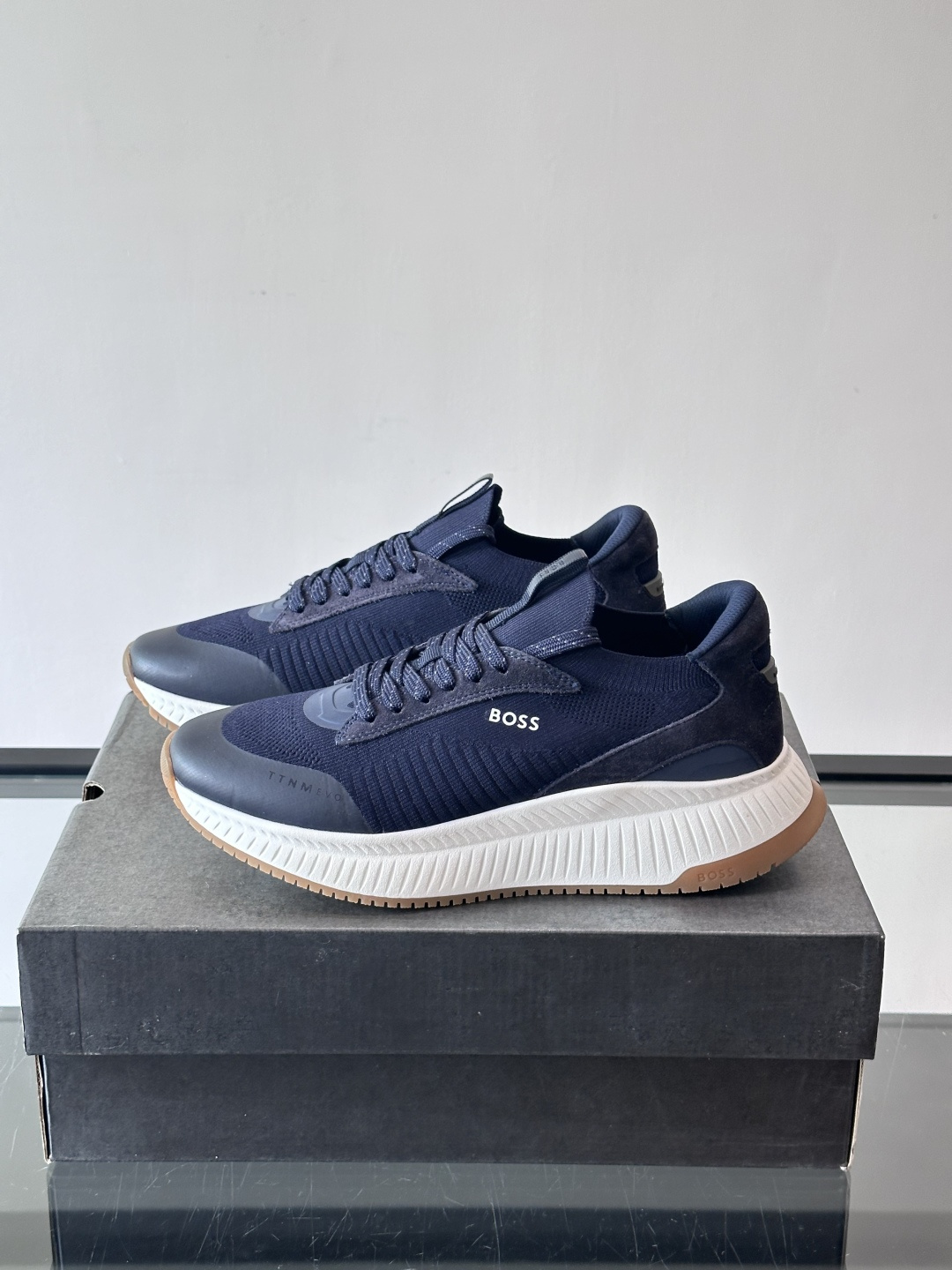 BOSS 意大利男士休闲运动鞋，官网一比一开模。精选光滑进口牛皮➕织物制成，采用橡胶外底和品牌标识装饰。