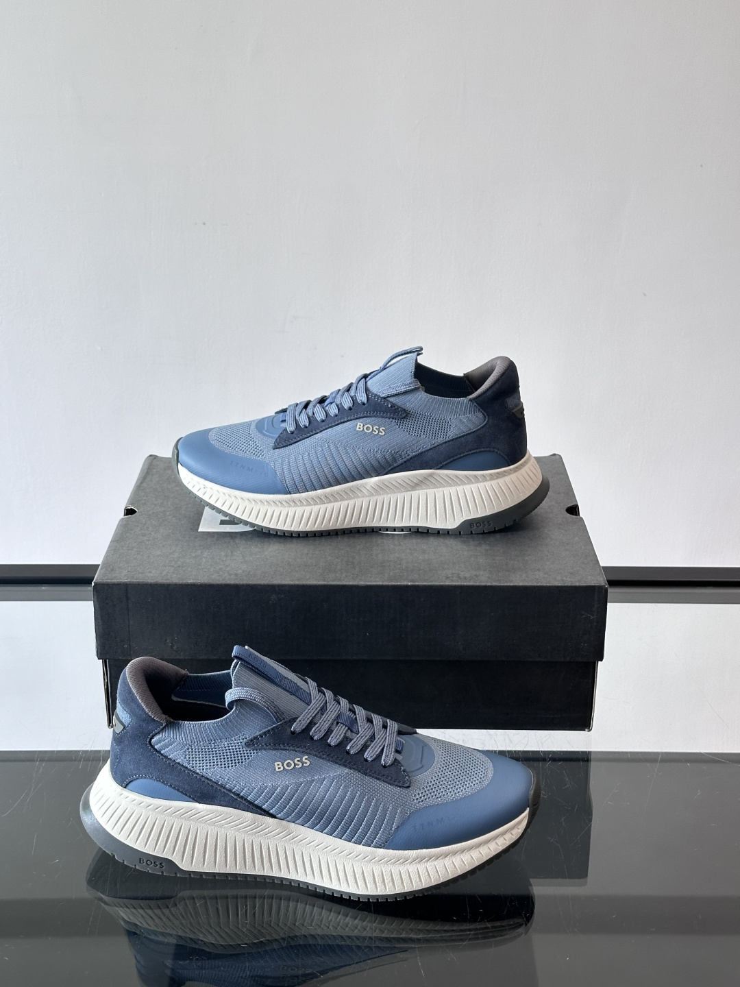 BOSS 意大利男士休闲运动鞋，官网一比一开模。精选光滑进口牛皮➕织物制成，采用橡胶外底和品牌标识装饰。