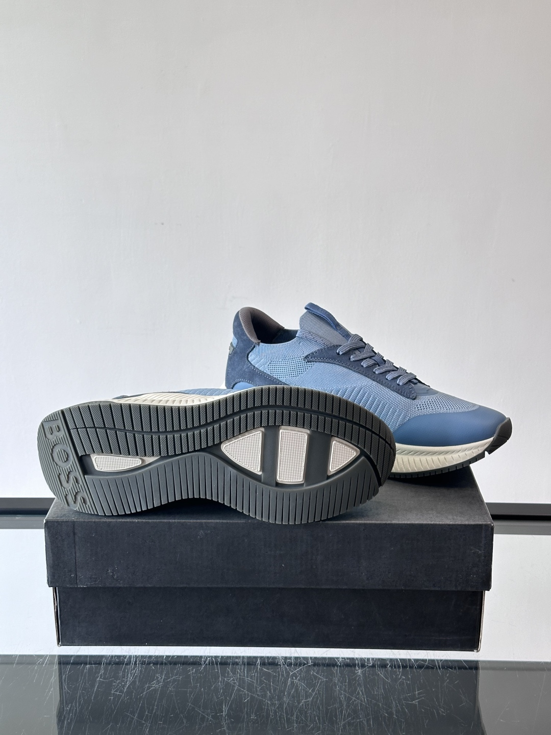 BOSS 意大利男士休闲运动鞋，官网一比一开模。精选光滑进口牛皮➕织物制成，采用橡胶外底和品牌标识装饰。